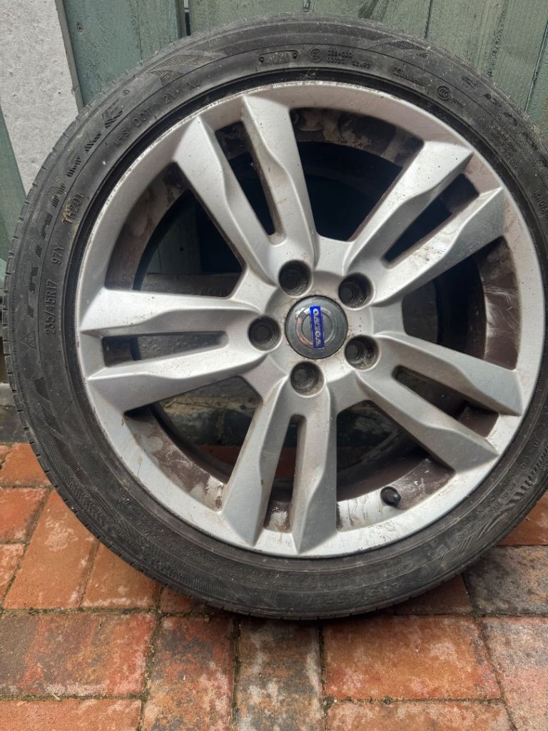 V60 alloy and tyre 