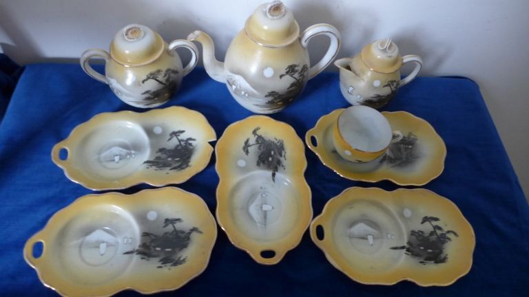 COLLECTABLE: VINTAGE ANTIQUE JAPANESE COFFEE SET. JAPANESE TEA SET. WITH UNUSUAL SERVING PLATES.