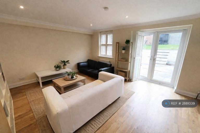 2 bedroom flat in Fontenoy Rd, London, SW12 (2 bed) (#2881039)