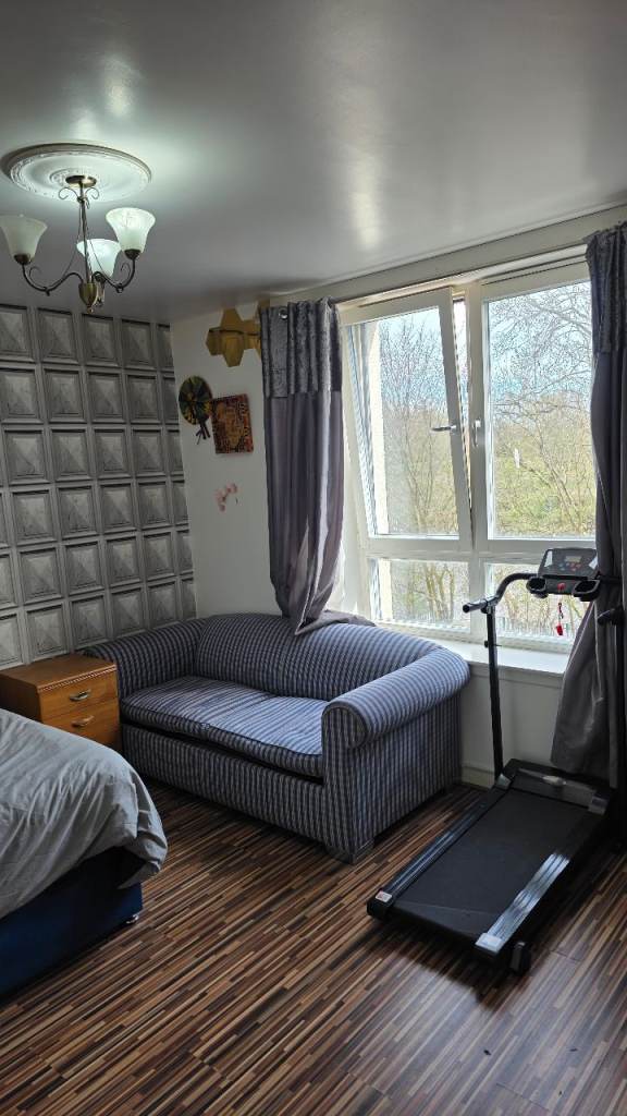 Double bedroom in a share apartment for rent near Glasgow city centre. G5