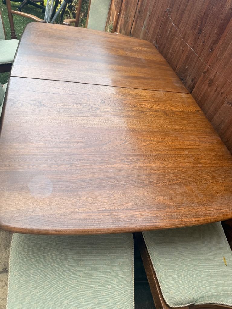 Wooden Extendable Dining Table and 6 Chairs – Good Condition