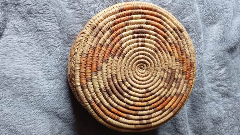 WOVEN BASKET CONTAINER WITH LID 
