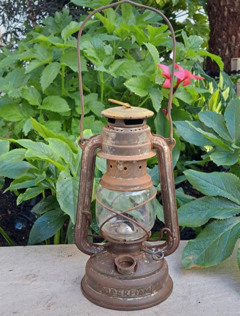Antique hurricane lamp  Rare Feuerhand 276 (in working order)