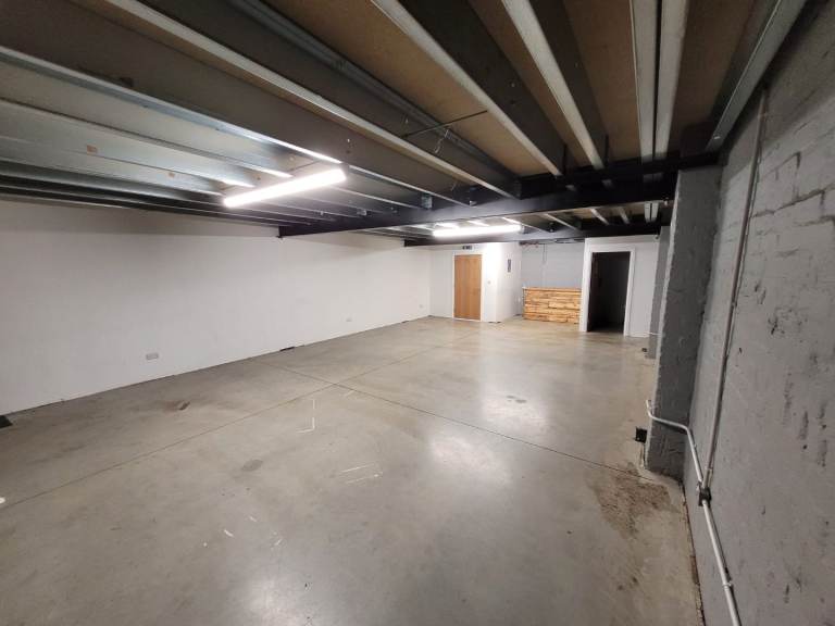 900 sqft Warehouse to rent Glasgow, 24 hr access parking onsite , toilet and more! , 