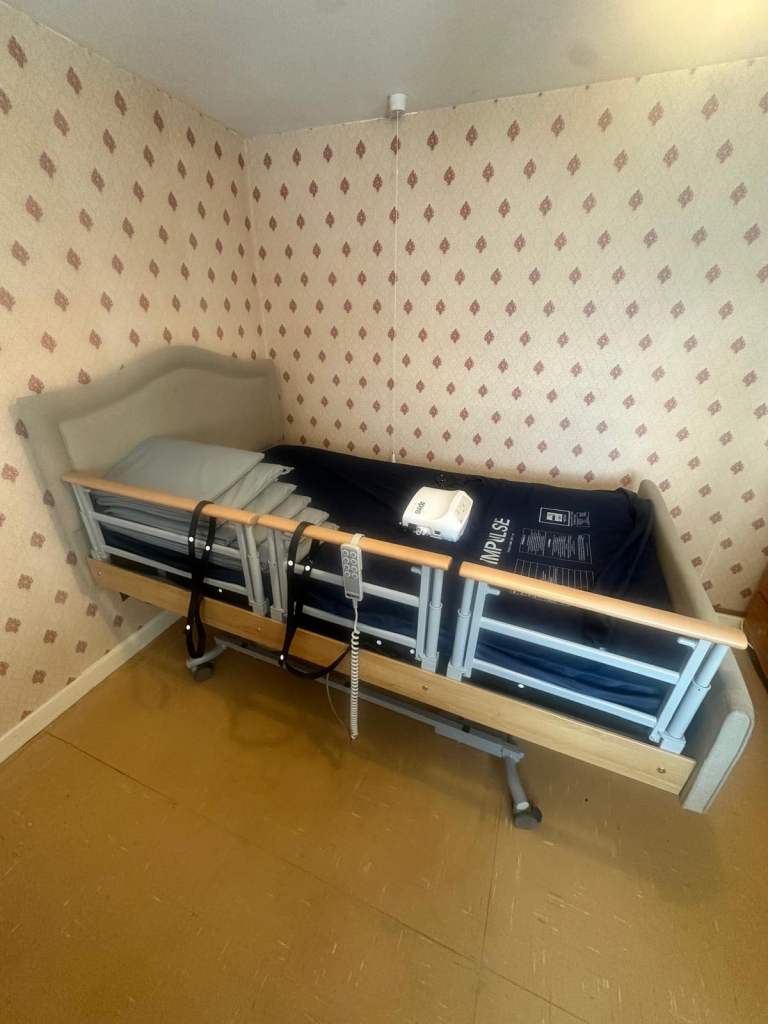 Opera Signature 4ft Profiling Bed with IMPULSE Hybrid Mattress & Pump–As New (3yr Warranty)