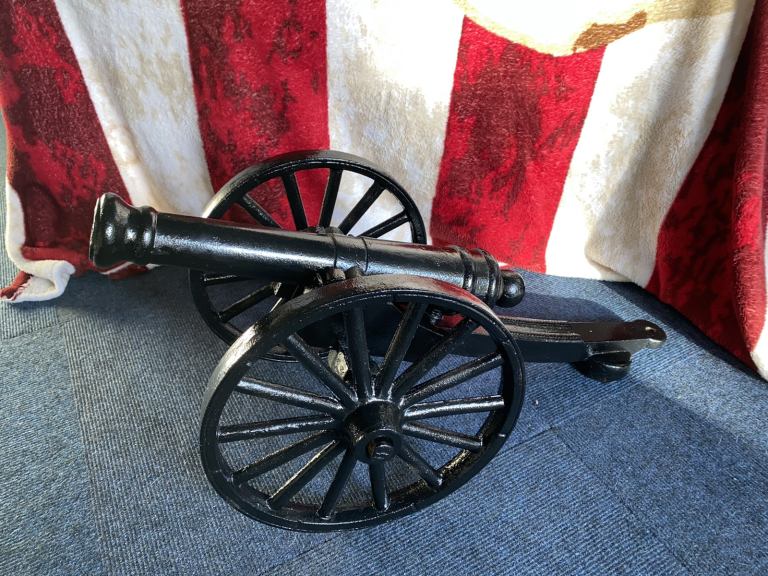 Cannon , Cast Iron.  Lovely ornament. Measurements in photos. 10kg