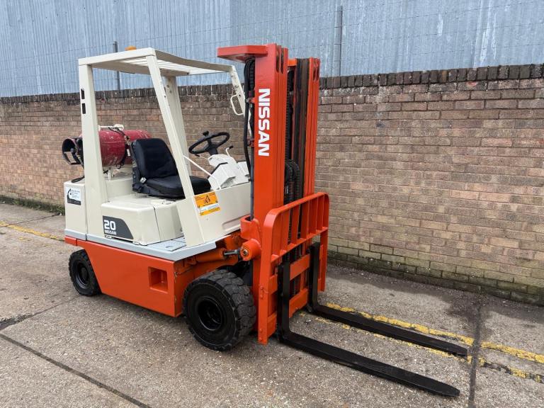 Nissan 2ton gas forklift, triple mast, low closed height 