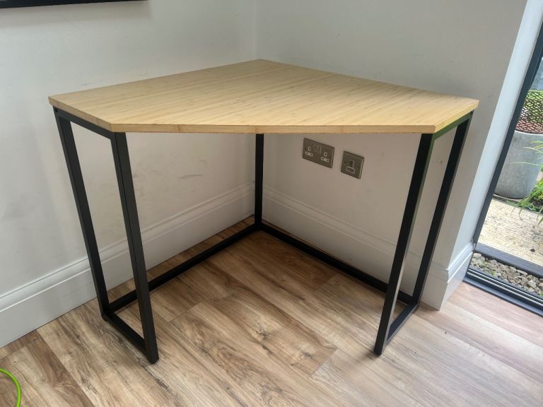 Corner Desk with Metal Frame – Light Wood