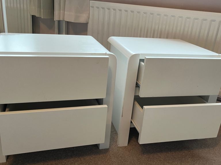 Pair of White Bedside Tables – 2 Drawer (Sleepmasters) – £40 ONO