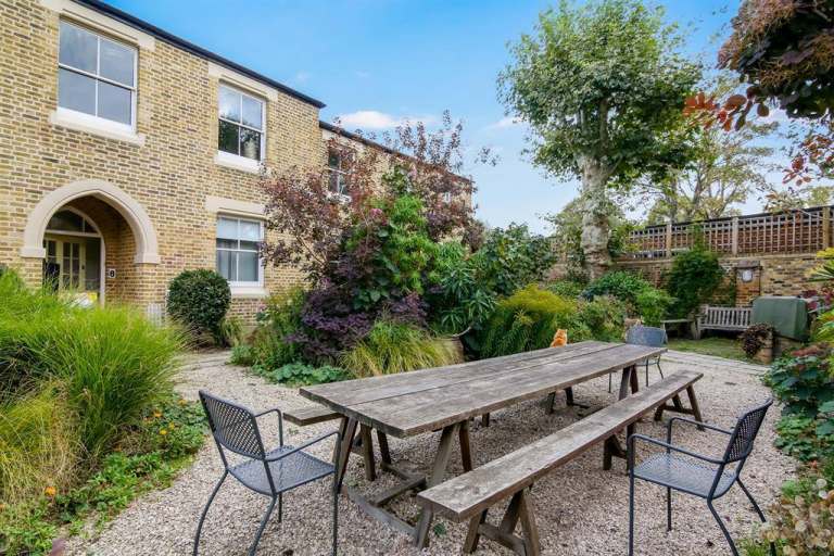 Bright and spacious Gated mews flat