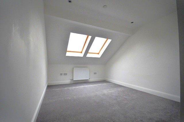 DOUBLE ROOM within well-presented, 4-bedroom, top floor flat in Fountainbridge – available soon 