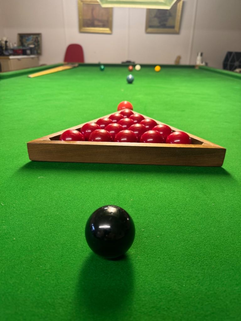 Professional snooker table