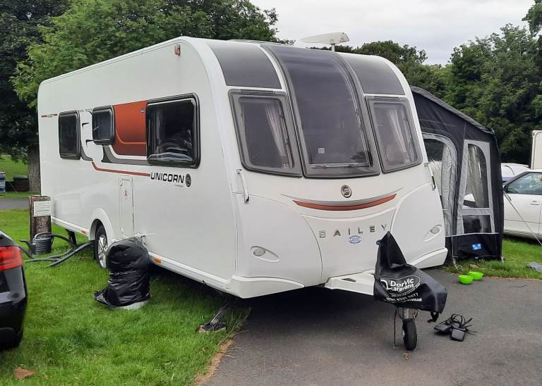 Bailey Unicorn Cadiz + Kampa Grand air 390 all-weather awning and side room