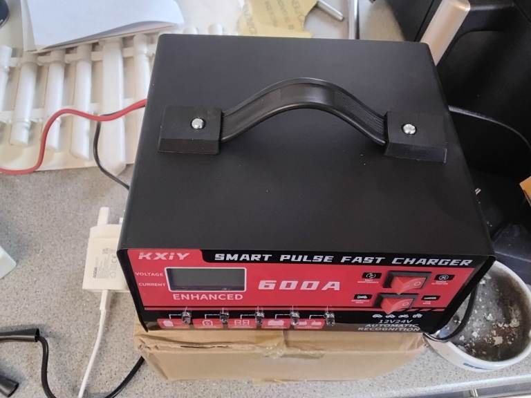 Vehicle heavy duty battery charger 12v or 24v 600a new bargain 