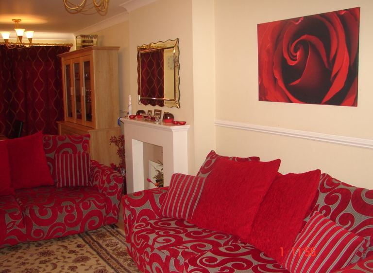 Single room to share for lady tenant 10 minutes to Marriott hotel on bath road