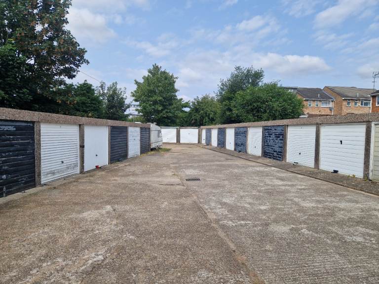Lock up Garage to rent, Sandringham Ct, Slough - £95 PCM