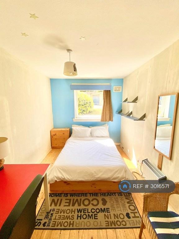 2 bedroom flat in Queens Park Court, Edinburgh, EH8 (2 bed) (#3016571)