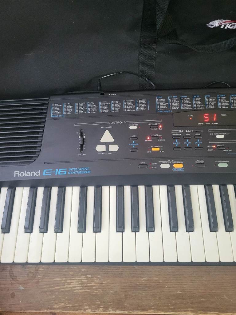 Roland E16 synthesizer+carry bag