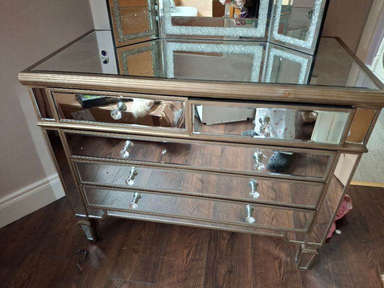 Glass chest of drawers 