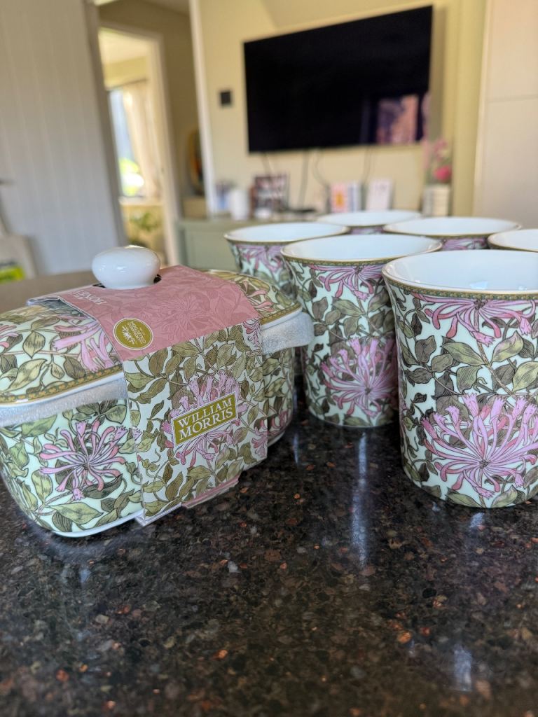 New William Morris Honey Suckle butter pot and 6 mugs.
