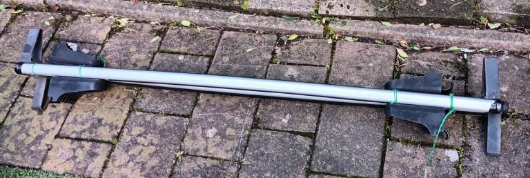 G3 roof rack bars for Vauxhall Zafira complete with lockable mountings and keys and tool, 