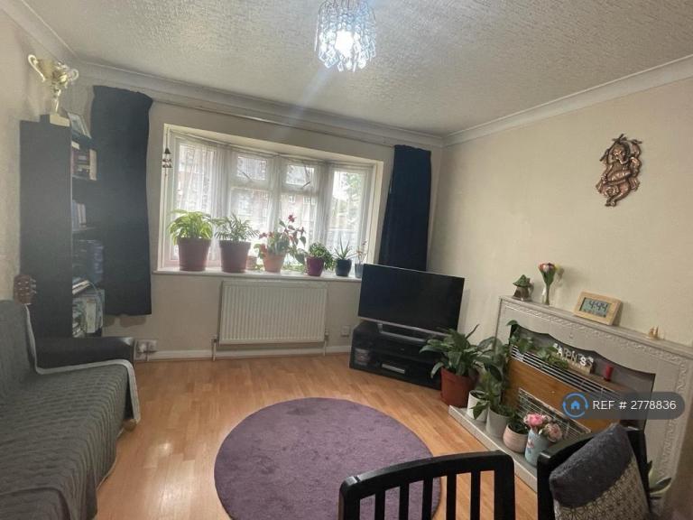 2 bedroom flat in Eastern Avenue, Ilford, IG2 (2 bed) (#2778836)