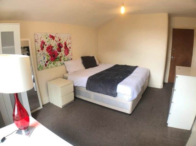 🌺 Elegant Double Room | Willesden Junction | 5 Min to Station ✨
