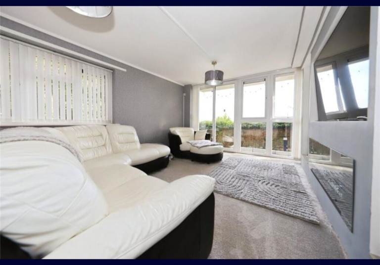 Spacious 2-Bedroom Ground-Floor Apartment in Sought-After Tettenhall Wood