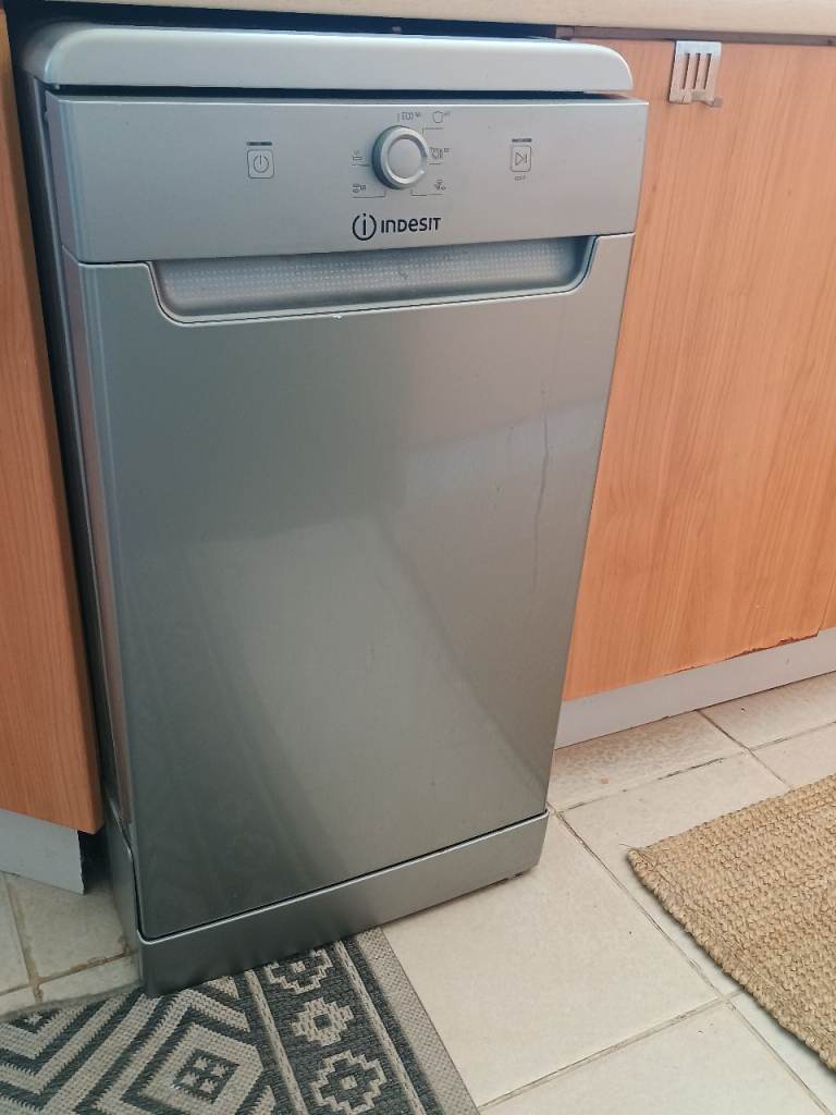 Indesit Dishwasher - Silver, Good Condition