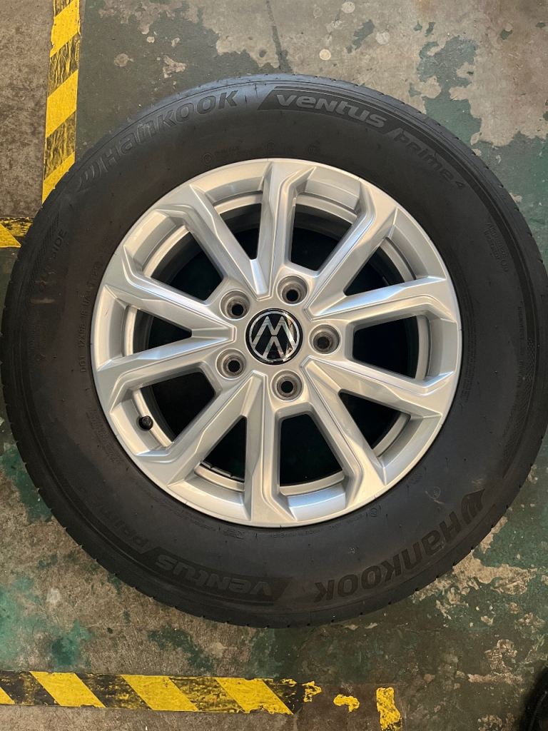 4 X genuine New VW alloy wheel. Hankook tyres