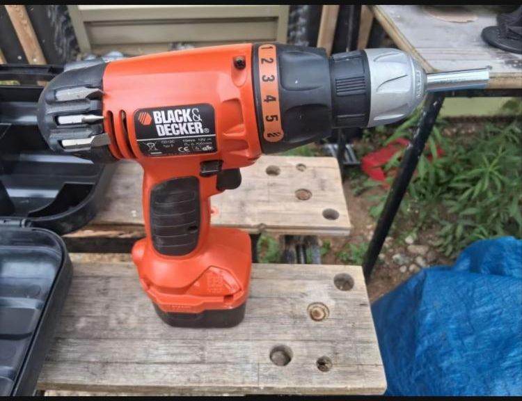 Black & Decker Cordless screwdriver/Drill with Case – Good Condition