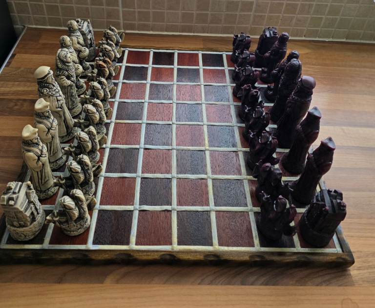 BERKELEY ELIZABETHAN CHESS SET AND BOARD 