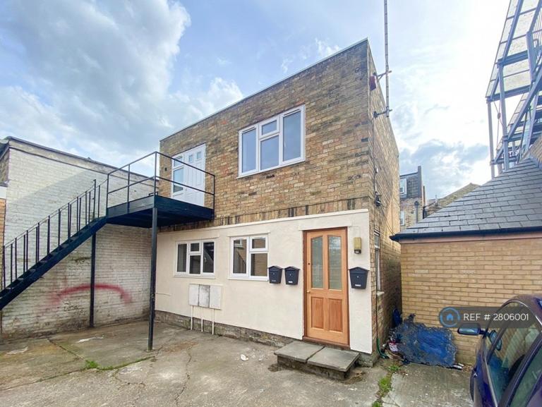 2 bedroom flat in Thoday St, Cambridge, CB1 (2 bed) (#2806001)