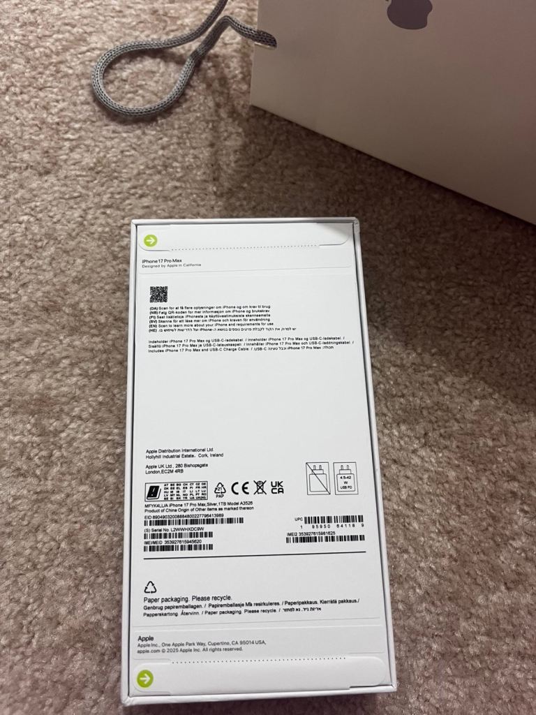 Iphone 17 pro max in white