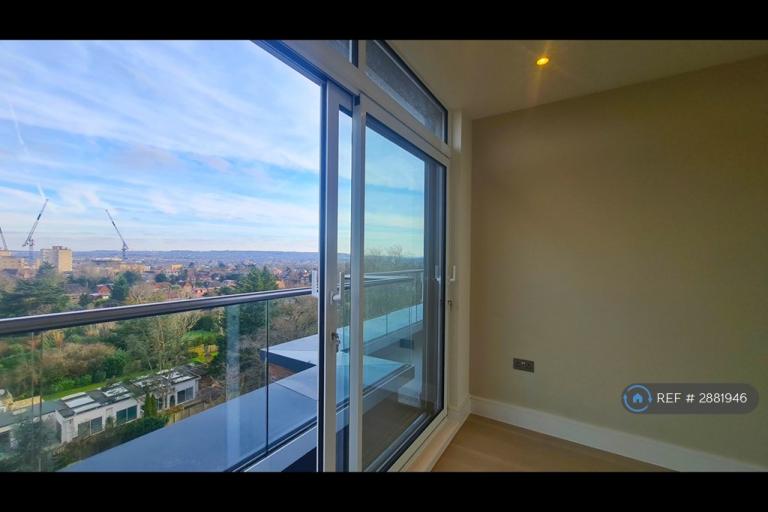 2 bedroom flat in Raffles House, London, NW4 (2 bed) (#2881946)