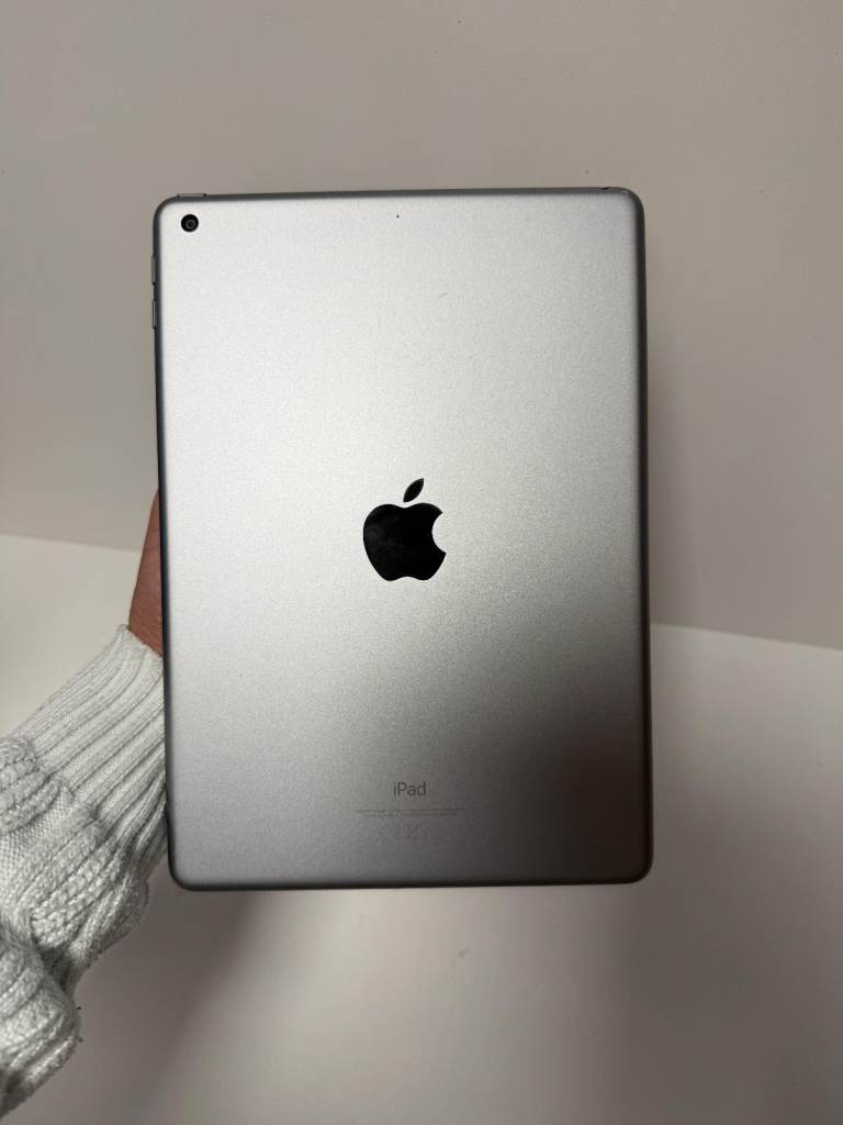 Apple iPad 6th Gen 9.7" | 32GB | Silver | Wi-Fi | Good Condition