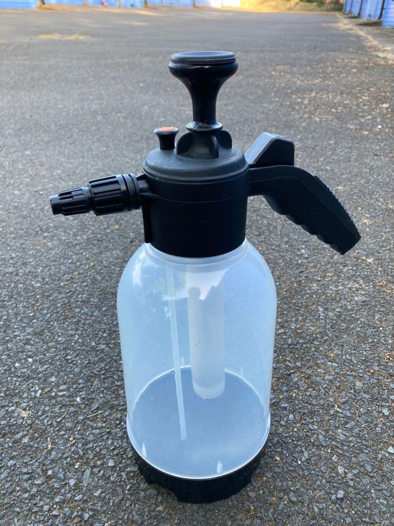 2L Garden Pressure Sprayer Pump includes foamer attachment