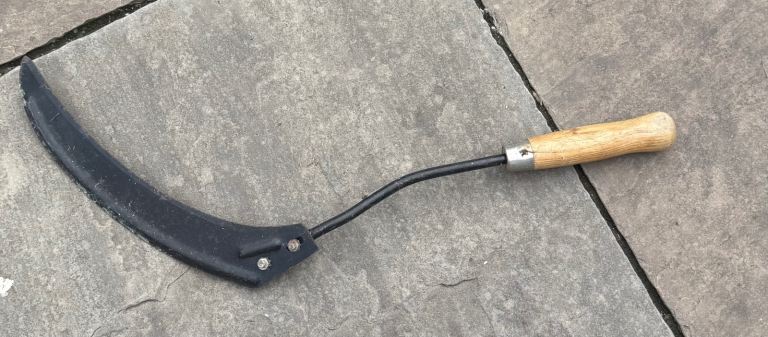 MANTIS Hand Scythe – Good Condition, Wooden Handle