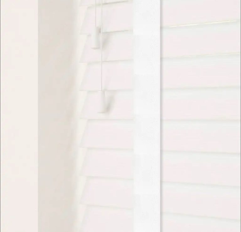 New White blinds RRP 120 BRAND NEW SEALED BOX 50mm slats 120cm W by 180cm drop. can be shortened 