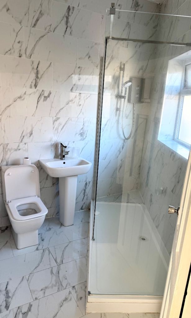 £380Pm large bedroom and bathroom crumpsall