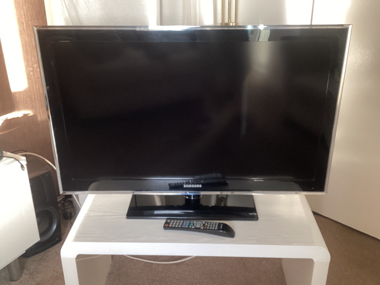 Samsung 40 inch 1080p LCD tv with remote control 