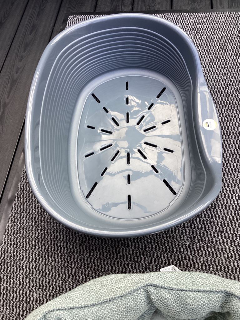  Brand new unused Small cat/ puppy bed by Scruffs also  small hard plastic bed £20 for both