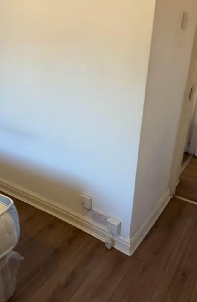 BIG SIMPLE DOUBLE Room (AVAILABLE NOW) in ILFORD, E12 6JW for £838pcm.. ALL BILLS INCLUDED