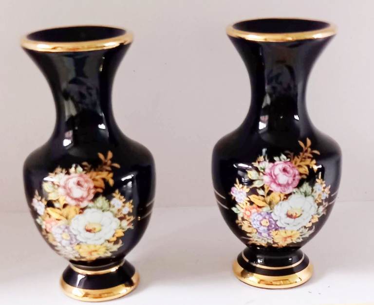  PAIR OF BEAUTIFUL SMALL VASES WITH FLOWERS. HANDMADE IN GREECE. 1970S ERA
