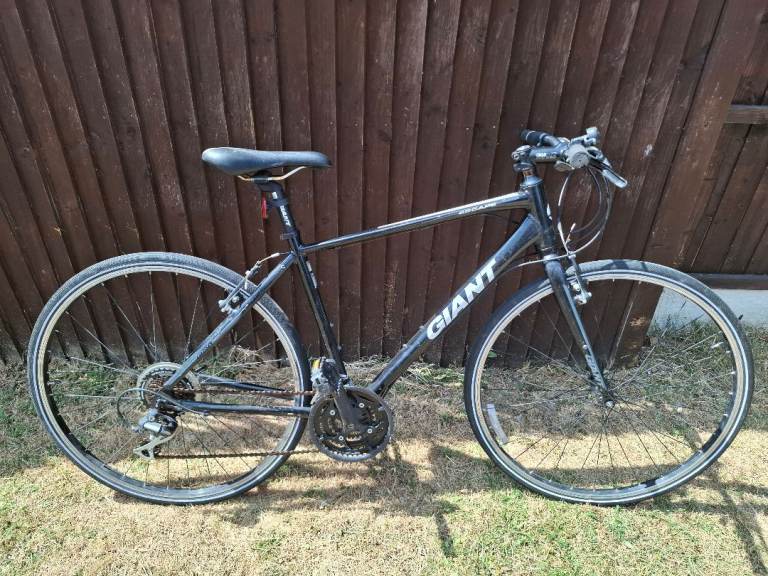 Giant Escape Black Medium Hybrid bike Bicycle 700c wheels 21speed Shimano Trigger Shifters 