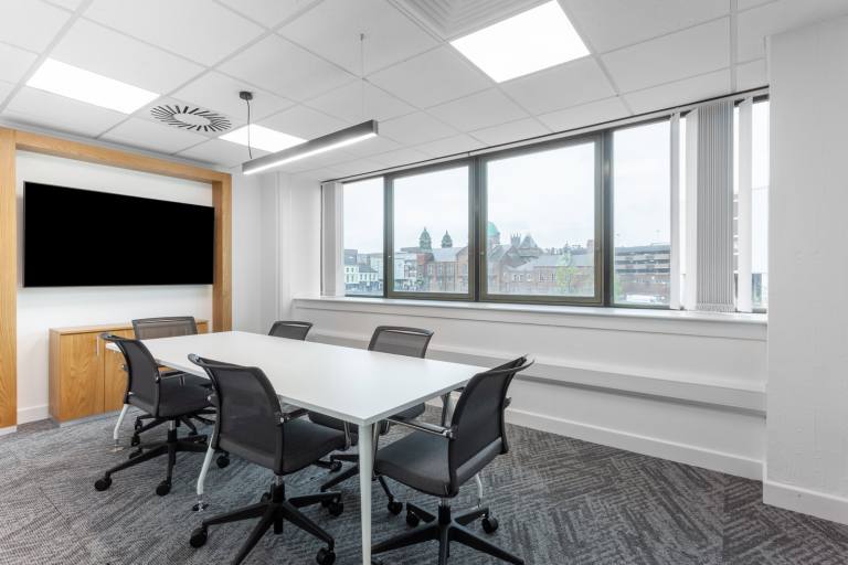 Wolverhampton - WV3 0SR \ Private Office with 4 Desks