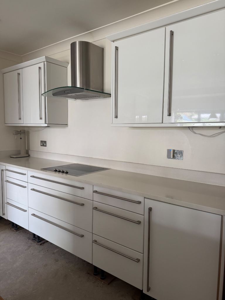 White Kitchen Units with Integrated Appliances and worktops – Howdens