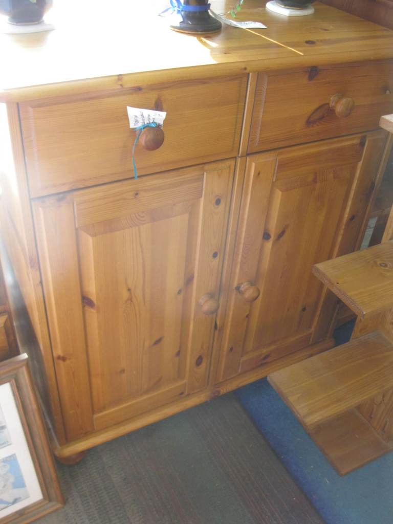 SOLID PINE MODERN CABINET / CUPBOARD. TWIN TOP DEEP DRAWERS OVER TWIN DOORS. SHELVING