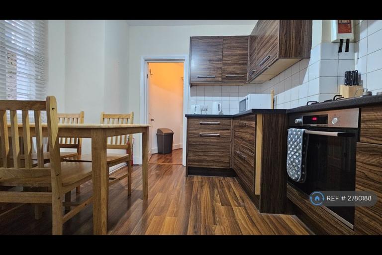 4 bedroom house in Queens Row, London, SE17 (4 bed) (#2780188)