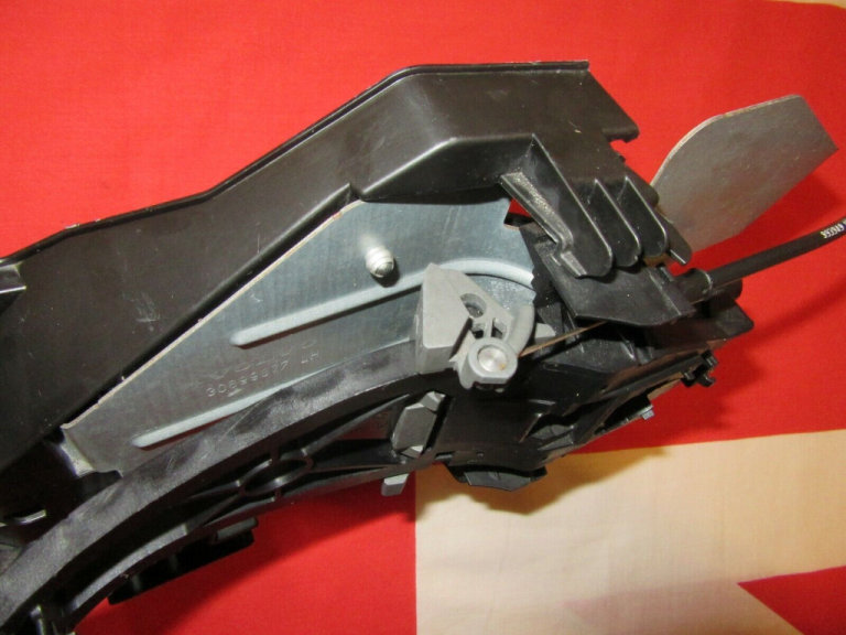 Volvo S80 Door Handle Bracket Mechanism Rear Left 30661074 LH